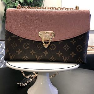 Medium size shoulder bag